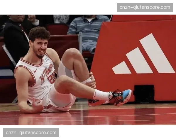 火箭申京场均6.1次助攻队内最高 中锋被迫承担组织任务